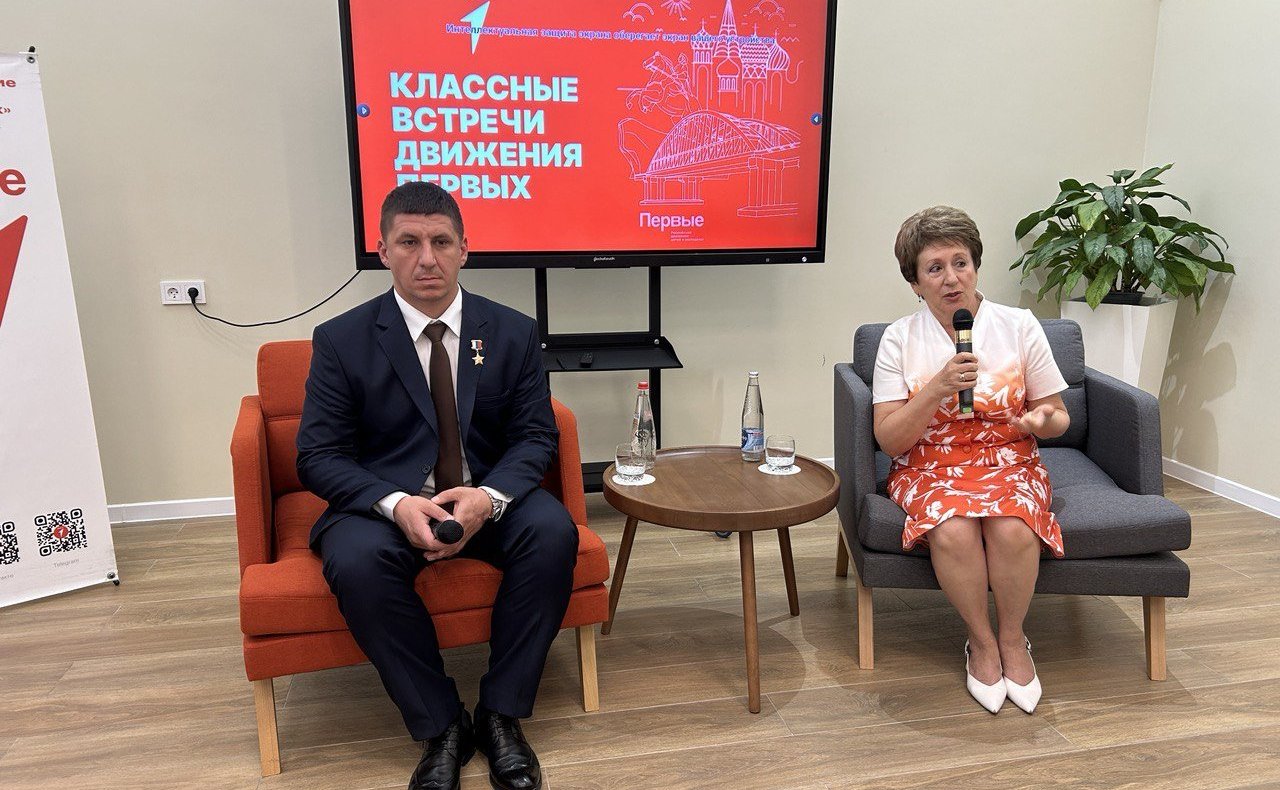 Екатерина Алтабаева вместе с Героем России, участником специальной военной операции Романом Кулаковым встретилась с севастопольскими школьниками — участниками «Движения первых»