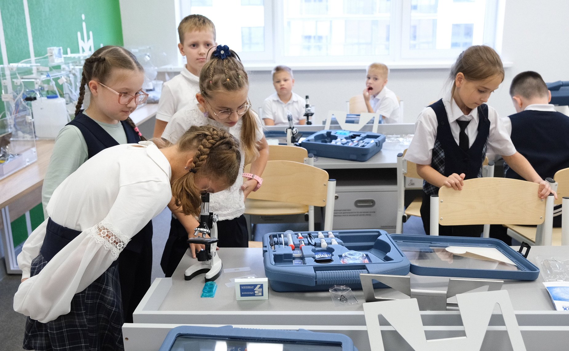 В рамках работы Х Парламентского форума «Историко-культурное наследие России» в Великом Новгороде Валентина Матвиенко посетила детскую общеобразовательную школу имени Г.Р. Державина и Дом музыки имени С.В. Рахманинова