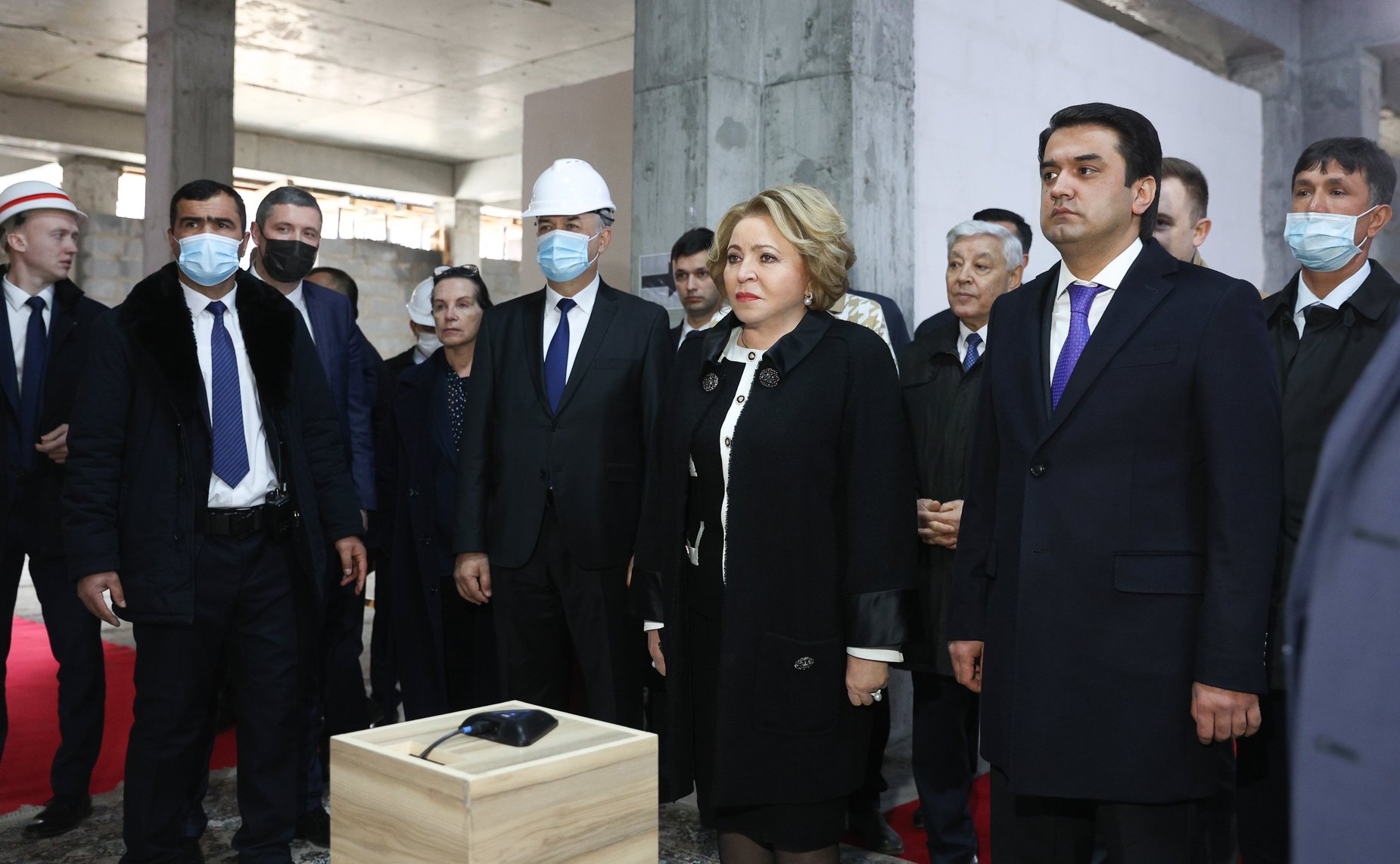 Осмотр строительства нового образовательного учреждения, в котором будет осуществляться обучение и на русском языке