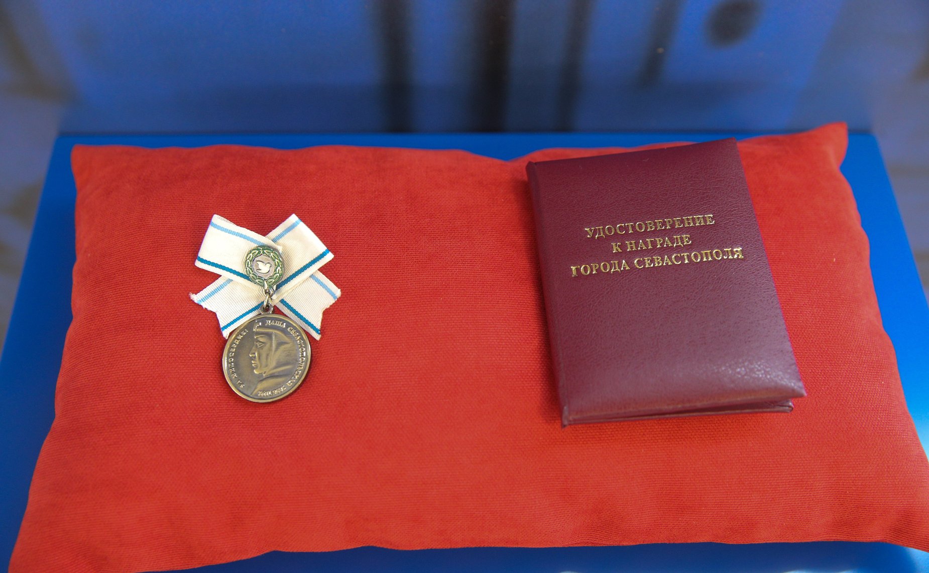 Валентина Матвиенко и Михаил Развожаев осмотрели выставку в Совете Федерации, посвященную легендарной истории и современному развитию города Севастополя