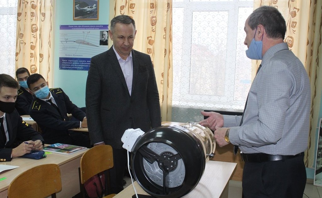 Олег Алексеев побывал в Краснокутском летном училище гражданской авиации имени заслуженного пилота СССР Васина И.Ф