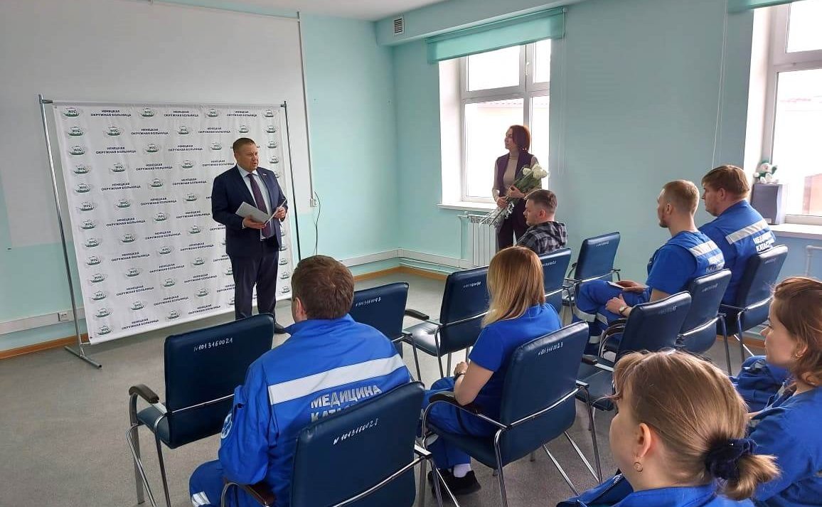 Денис Гусев встретился коллективом отделения скорой медицинской помощи Ненецкой окружной больницы и поздравил дежурные бригады с профессиональным праздником
