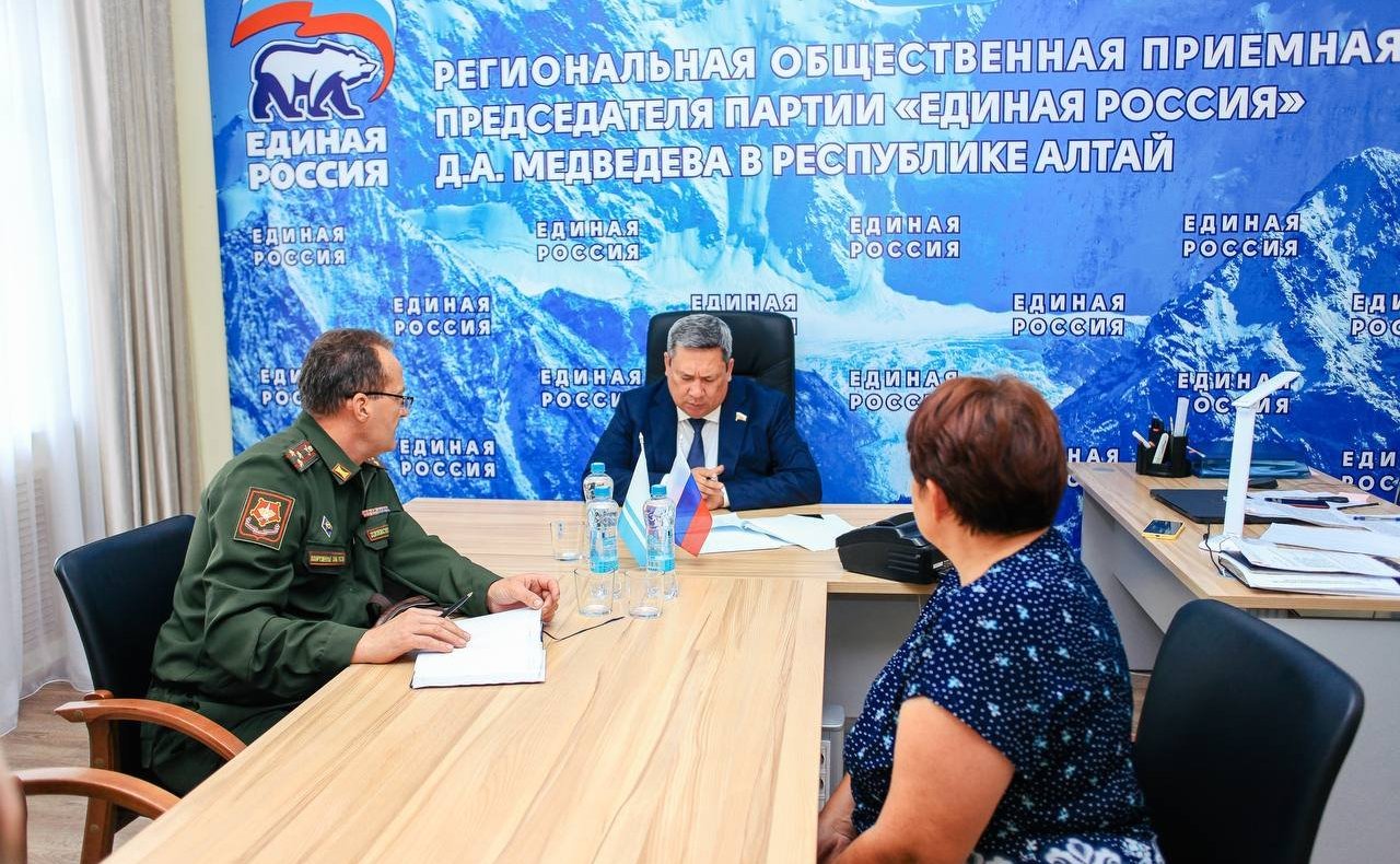 Владимир Полетаев провел личный прием граждан в региональной общественной приемной в Горно-Алтайске