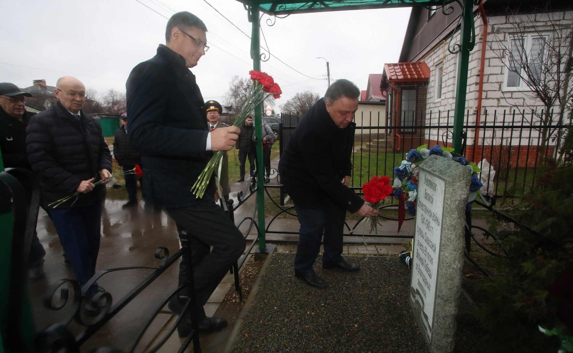 Сенаторы возложили цветы к мемориалу участникам Великой Отечественной войны