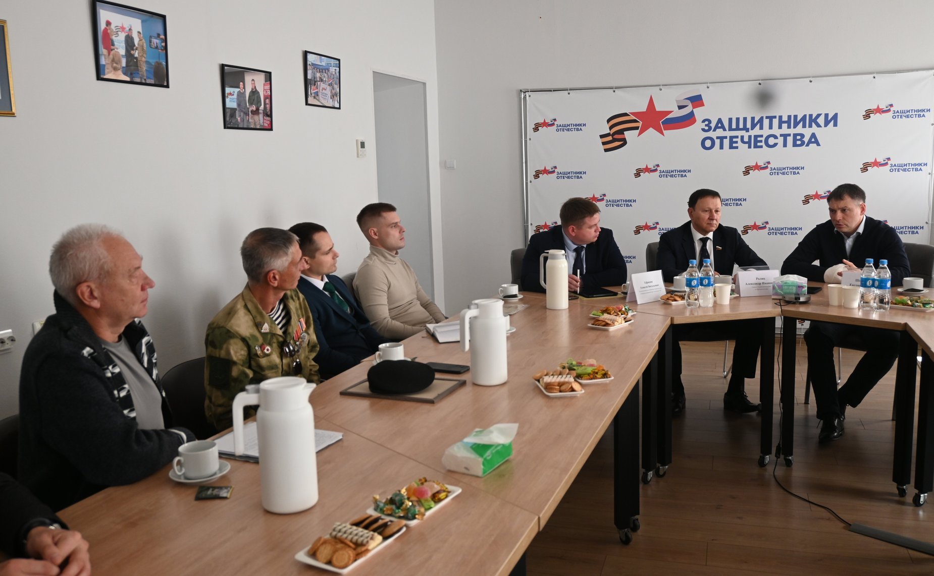 Александр Ролик провел встречу с участниками специальной военной операции и членами их семей в Приморском филиале фонда «Защитники Отечества»