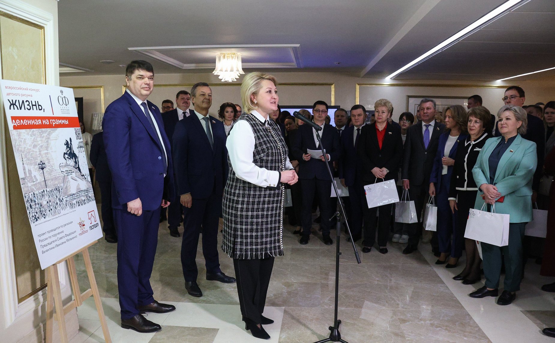 В Совете Федерации открылась выставка картин победителей конкурса детского рисунка, посвященного 80-летию прорыва блокады Ленинграда «Жизнь, деленная на граммы»