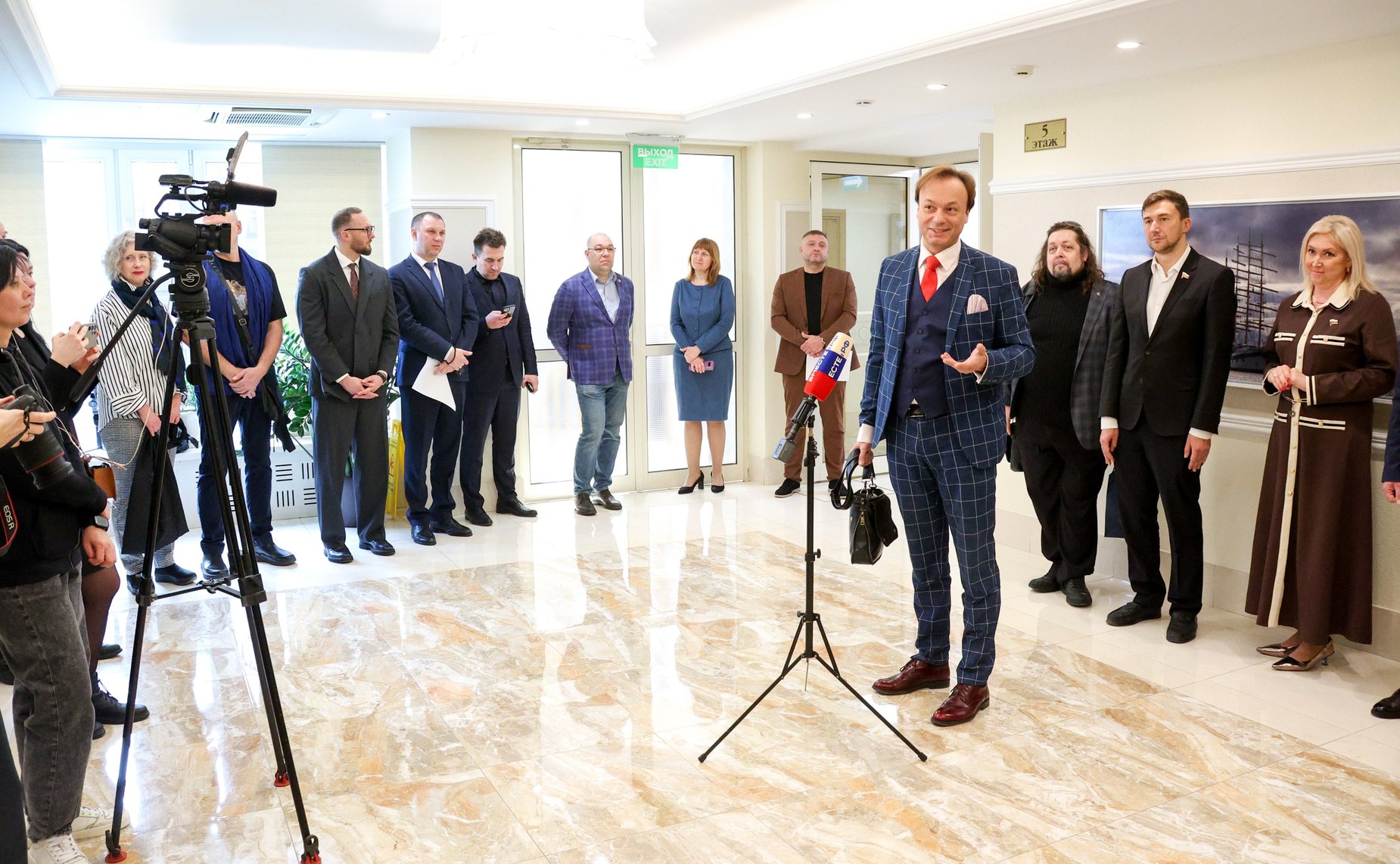 Церемония открытия выставки живописи А. Буртасенкова «Под Русским небом Крыма»