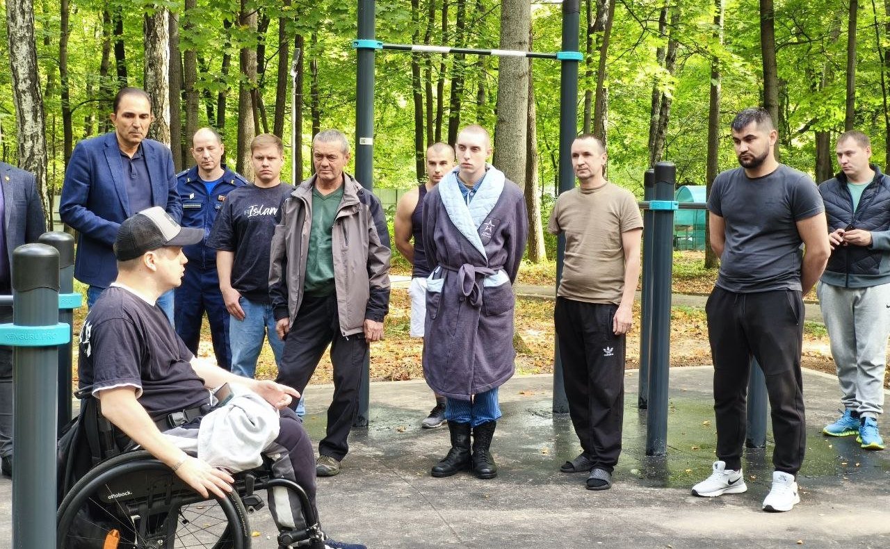 Андрей Хапочкин выступил инициатором проекта создания инклюзивной спортивной площадки для раненых бойцов, проходящих лечение в госпитале им. Н. Н. Бурденко