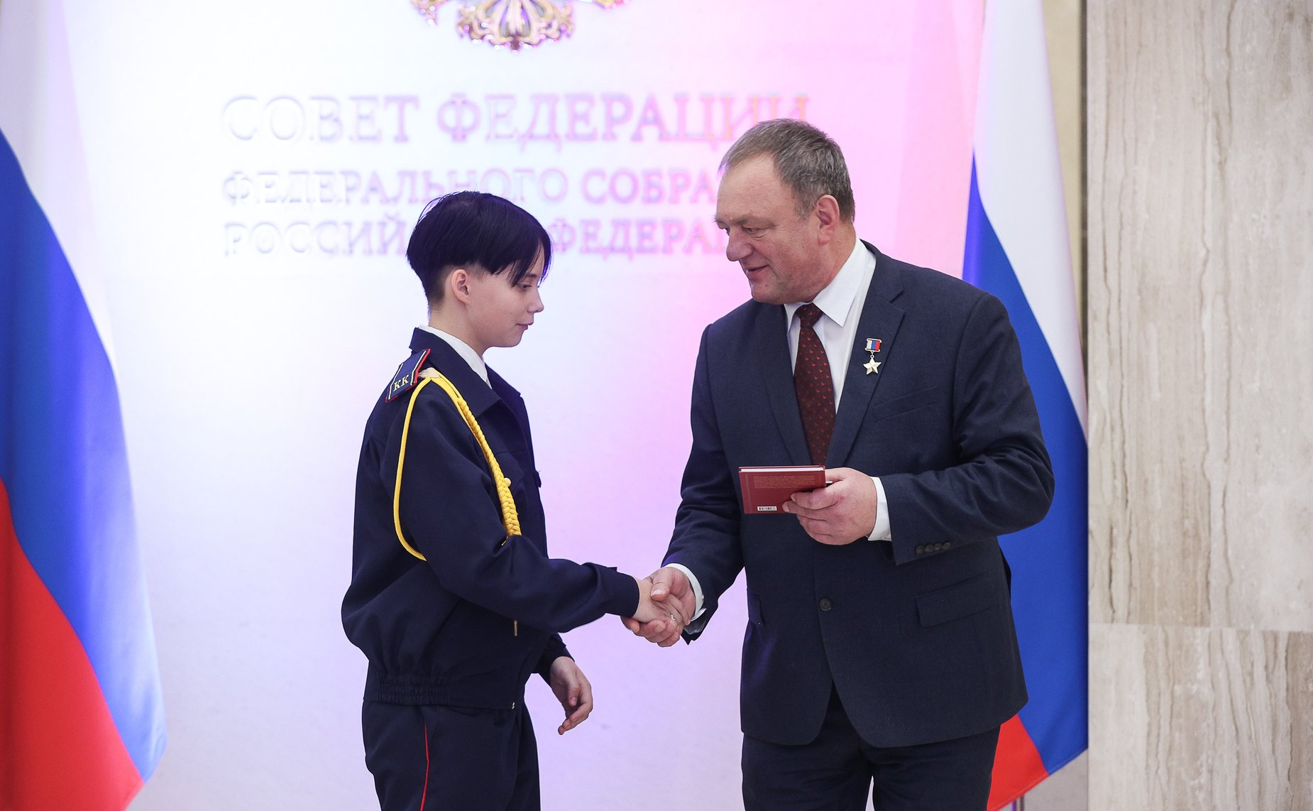 Торжественная церемония вручения паспортов граждан РФ 14-летним жителям Луганской Народной Республики и Херсонской области