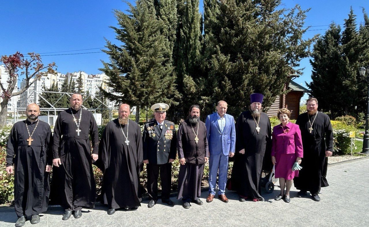 Екатерина Алтабаева высадила на аллеях Троицкого сквера в городе Севастополе цветущую Георгиевскую ленту