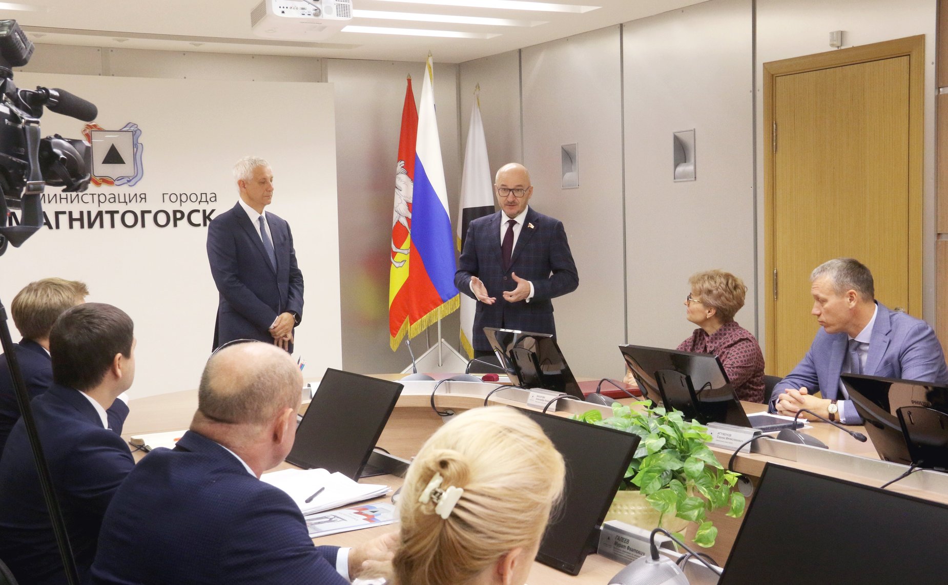 Олег Цепкин вручил главе города Магнитогорска Почетную грамоту Совета Федерации