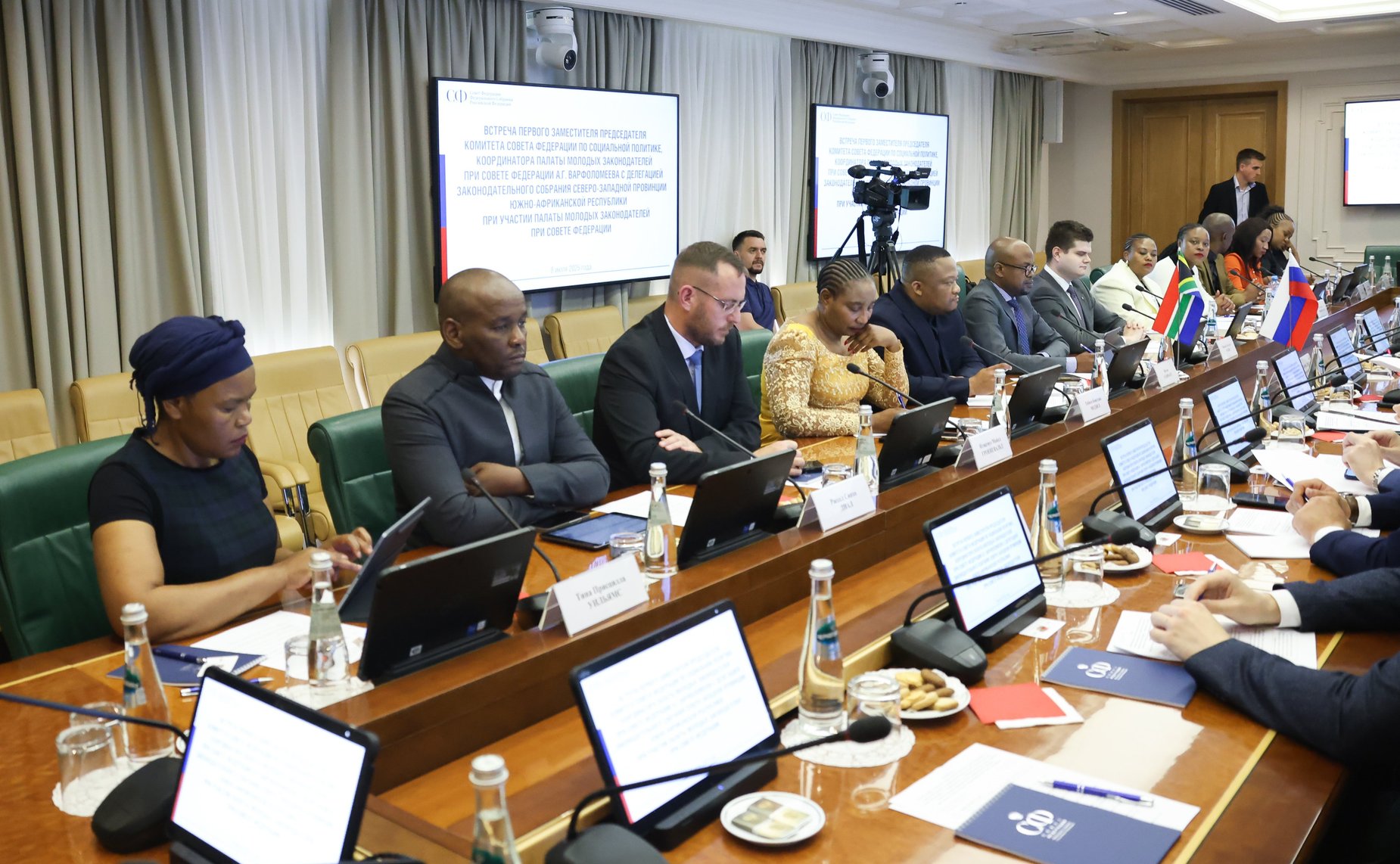 Александр Варфоломеев провел встречу с делегацией Законодательного Собрания Северо-Западной провинции Южно-Африканской Республики при участии Палаты молодых законодателей при Совете Федерации
