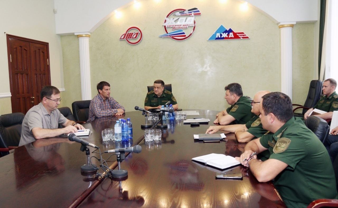 Эдуард Исаков провёл рабочую встречу с генеральным директором ГУП ДНР «Донецкая железная дорога» Олегом Калеватых, генеральным директором ТК «Железные дороги Донбасса» Владимиром Кабацием