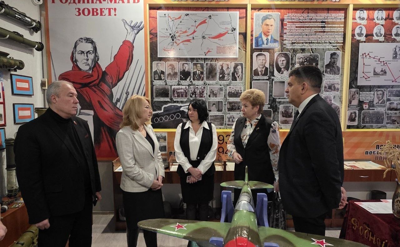 Ольга Бас в ходе поездки в регион посетила Старобельскую школу № 3