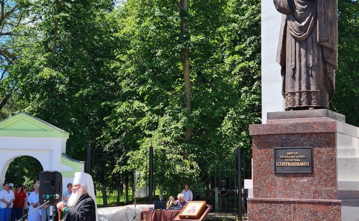 Оксана Хлякина приняла участие в церемонии открытия в Липецке памятника великомученику и целителю Пантелеимону, изготовленному и установленному в память медиков