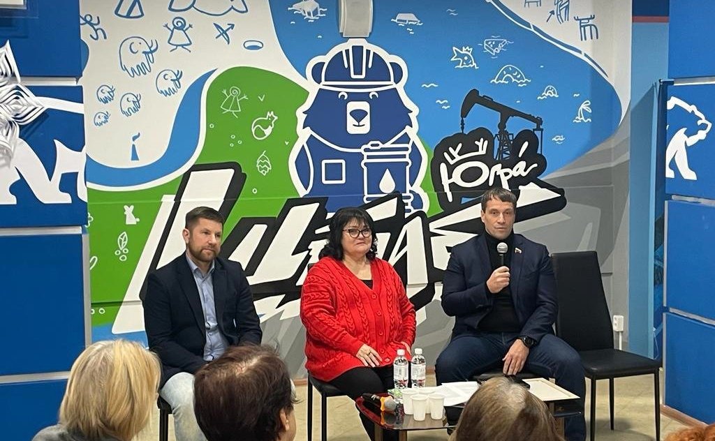 Эдуард Исаков вместе с руководителем регионального отделения фонда «Защитники Отечества» Игорем Илыком встретился в Ханты-Мансийске с представительницами «Женского движения»