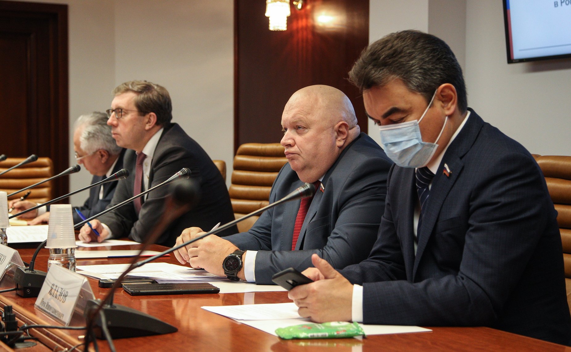 «Круглый стол» на тему «Об отдельных вопросах формирования комплексной системы обращения с твердыми коммунальными отходами в Российской Федерации»