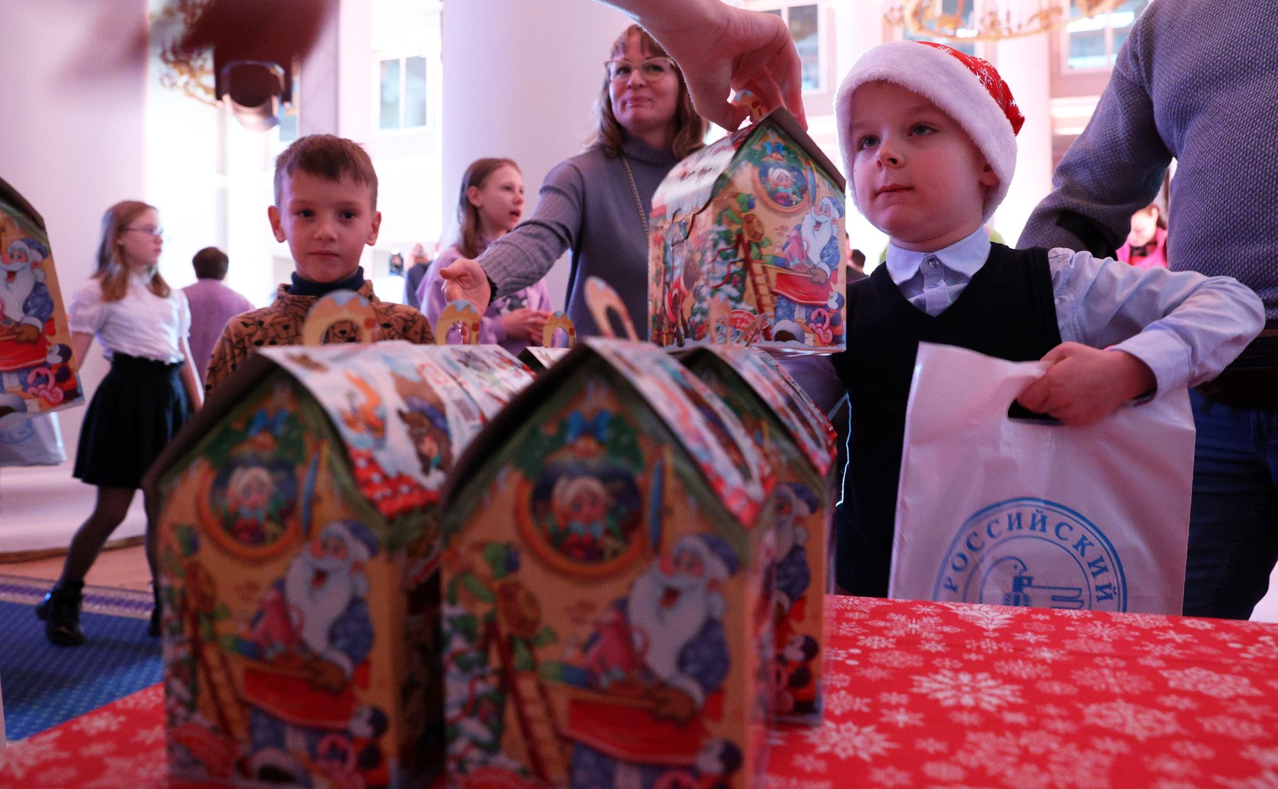 Дети из семей участников специальной военной операции стали гостями праздника «Рождество Христово в Таврическом дворце»