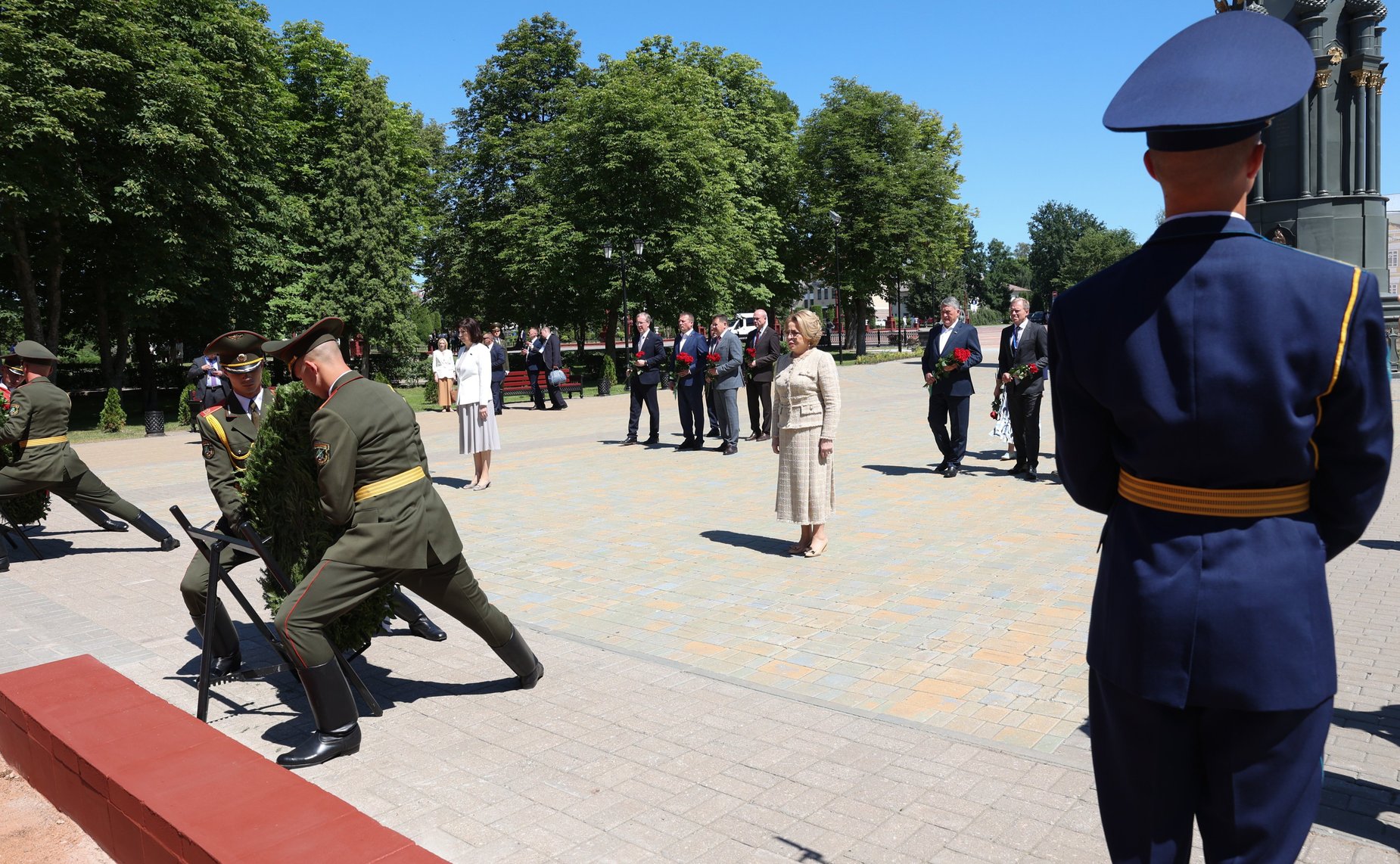 Валентина Матвиенко и Наталья Кочанова в сопровождении сенаторов РФ и белорусских парламентариев возложили венки и цветы к вечному огню у памятника «Освободителям Полоцка»