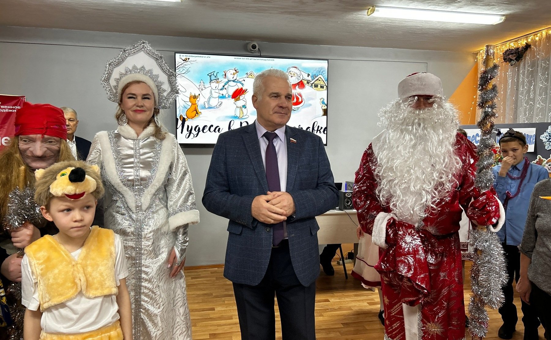 Сергей Мартынов побывал в Нартасской школе-интернате с подарками, устроив детям яркий праздник, а также исполняет желания ребятишек в рамках благотворительной акции «Елка желаний»