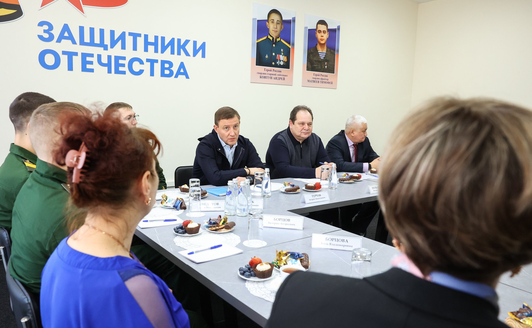 В Биробиджане Андрей Турчак вместе с руководителем управления по работе с регионами фонда «Защитники Отечества», матерью Героя России Марией Костюк встретились с участниками спецоперации