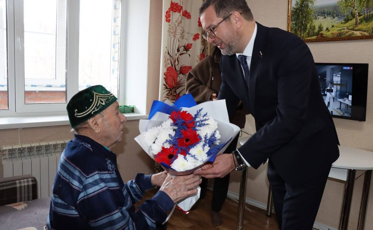 Николай Владимиров навестил 105-летнего ветерана Ивана Васильевича Ермолаева