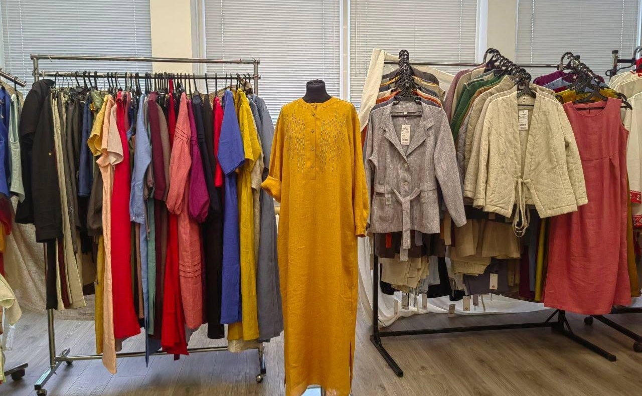 Артем Малащенков посетил в регионе одно из предприятий, которое занимается вышивкой на одежде и текстиле