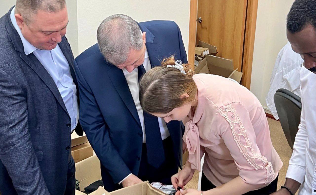 Анатолий Артамонов посетил завод «Калугаприбор», провел встречи с руководством ТПП Калужской области и волонтерами