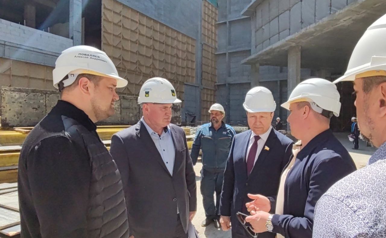Александр Ролик вместе с заместителем председателя правительства Приморского края Виталием Блоцким проинспектировал строительство крупного культурного объекта – Музейного и театрально-образовательного комплекса