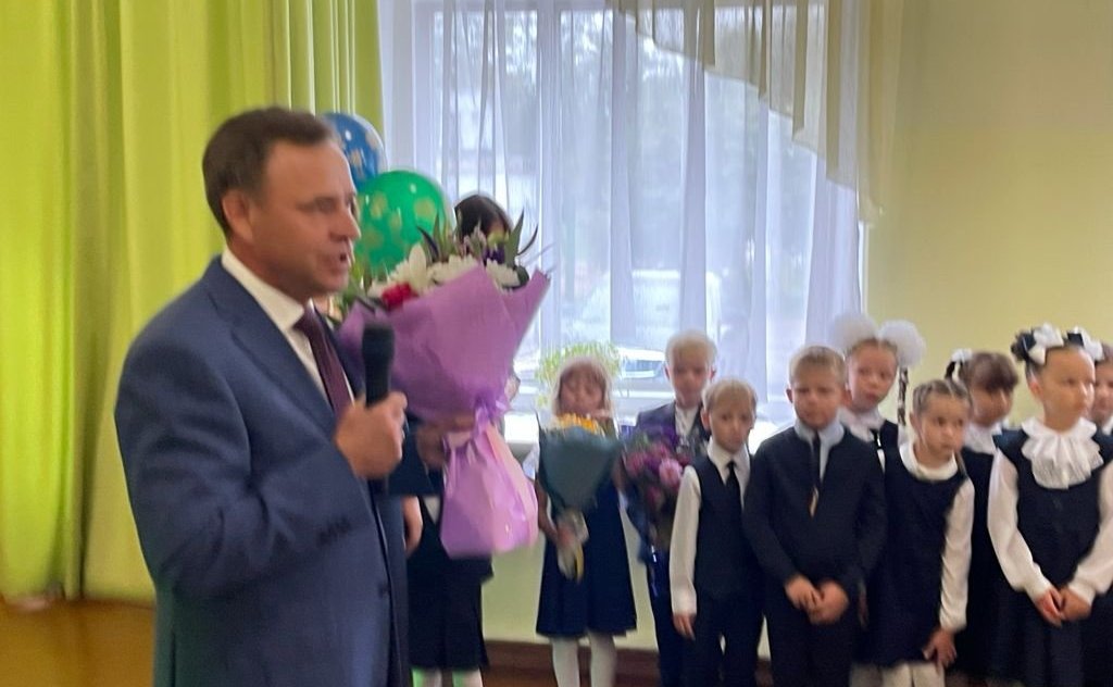 Виктор Новожилов поздравил учеников Вельской школы номер три с Днем знаний