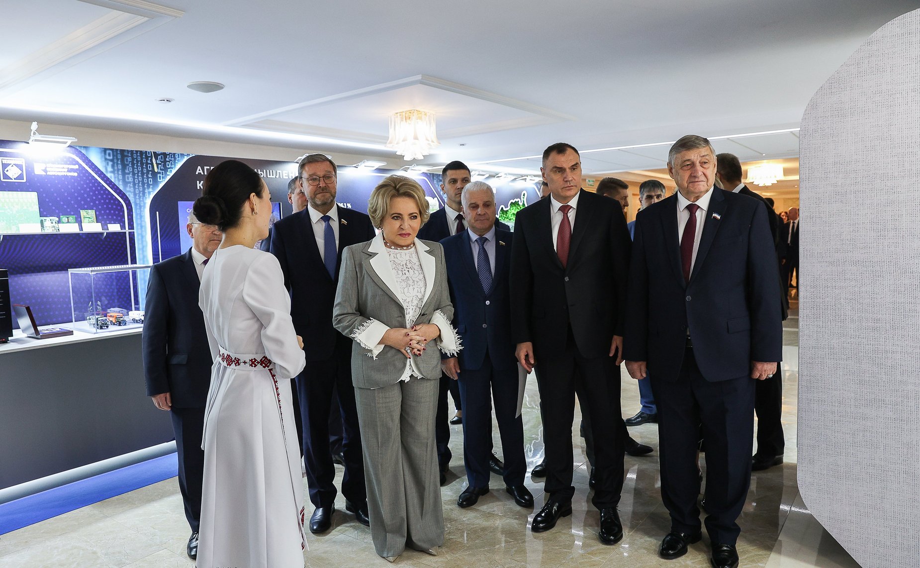 Валентина Матвиенко и Юрий Зайцев осмотрели выставку, посвященную культуре, истории и перспективным направлениям развития Республики Марий Эл