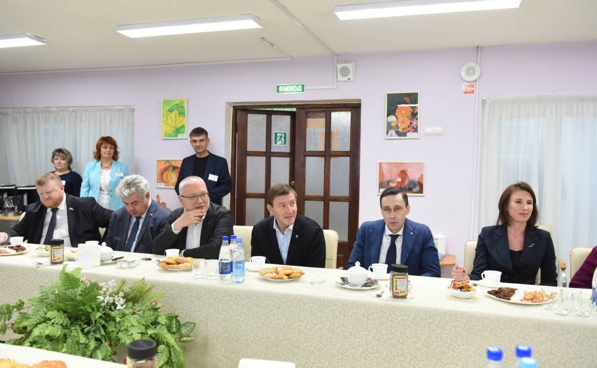 Сенаторы посетили социальные учреждения в городе Кирове и вручили памятные медали детям-героям