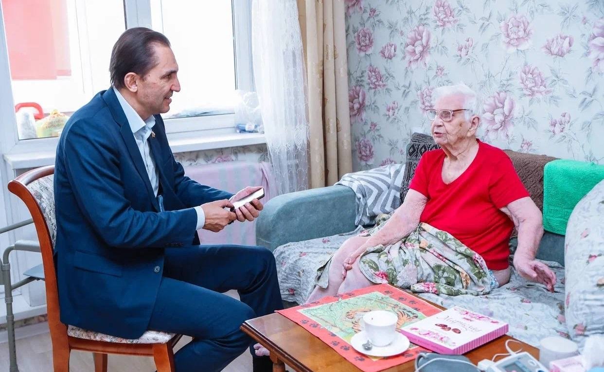 Андрей Хапочкин поздравил с наступающим Новым годом семью фронтовика Евдокии Семеновны Мохневой