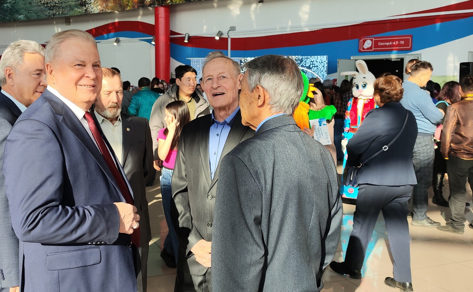 Вячеслав Наговицын осмотрел выставку-ярмарку, открывшуюся в фойе Физкультурно-спортивного центра