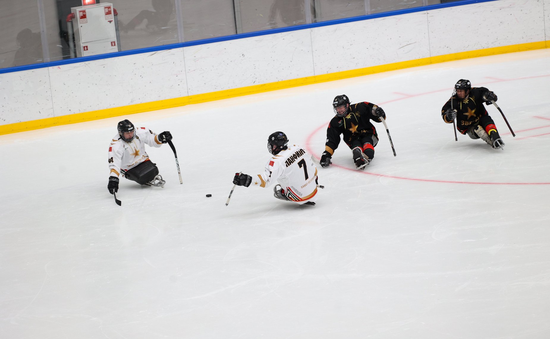 Валентина Матвиенко посетила тренировку команды по следж-хоккею из Санкт-Петербурга, в составе которой ветераны СВО