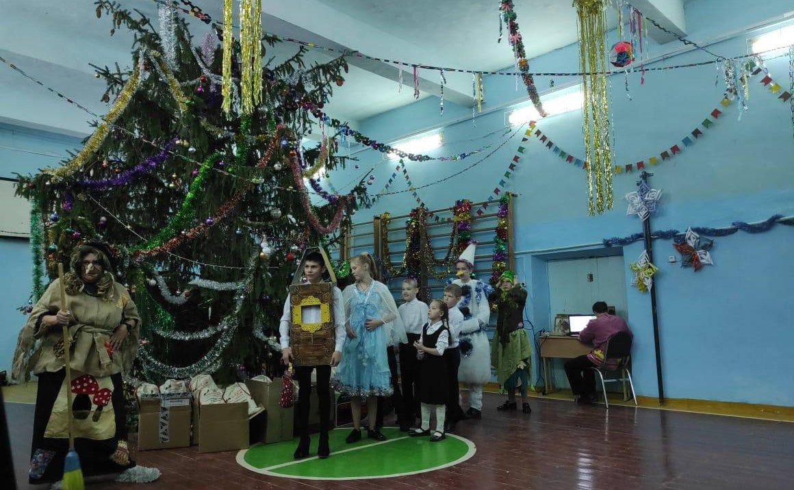 Вместе с Дедом Морозом и Снегурочкой на новогодней ёлке поздравляли детей-сирот Тельченской общеобразовательной школы-интерната Мценского района Орловской области