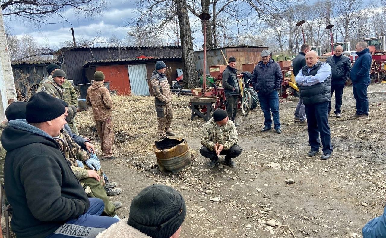 Андрей Базилевский в рамках поездки в регион проконтролировал ход весенних полевых работ в районе имени Лазо