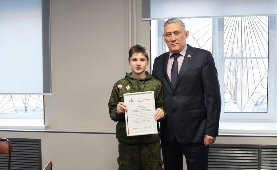 Юрий Валяев встретился с победителями детского творческого конкурса «Портрет твоего края» в Еврейской автономной области