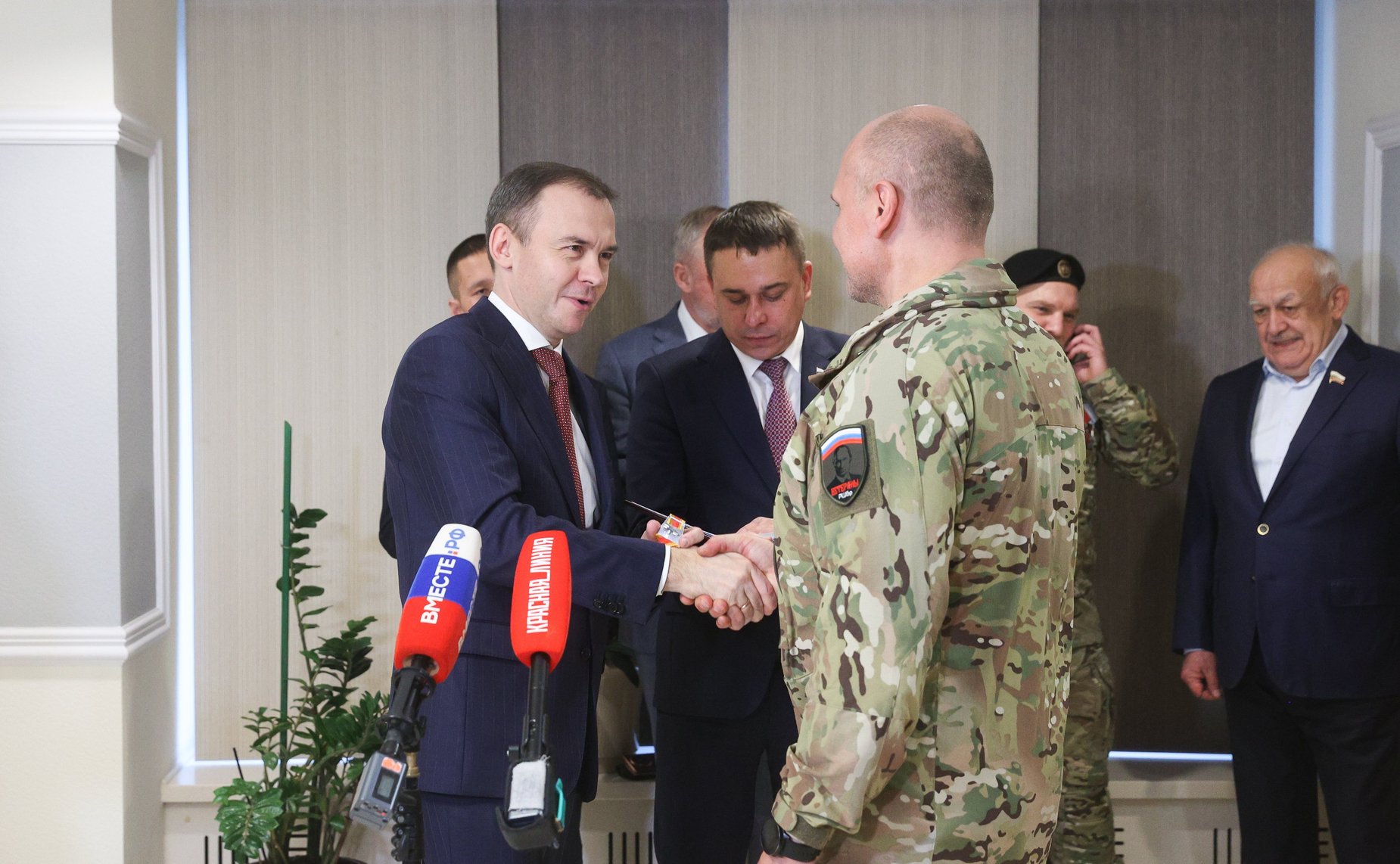 Торжественное награждение военнослужащих в рамках проведения открытия патриотической выставки фотографий военнослужащих Отдельной диверсионной штурмовой бригады «Ветераны»