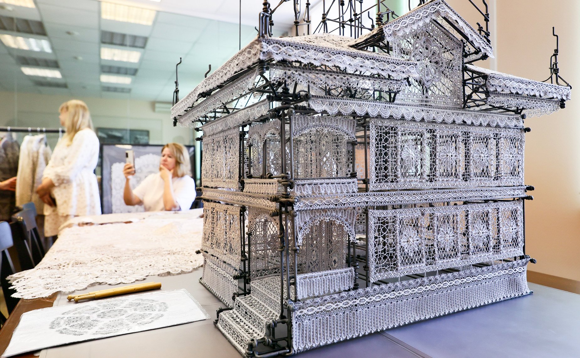 Сенаторы посетили производство народного промысла — кружевную фабрику «Северные узоры»