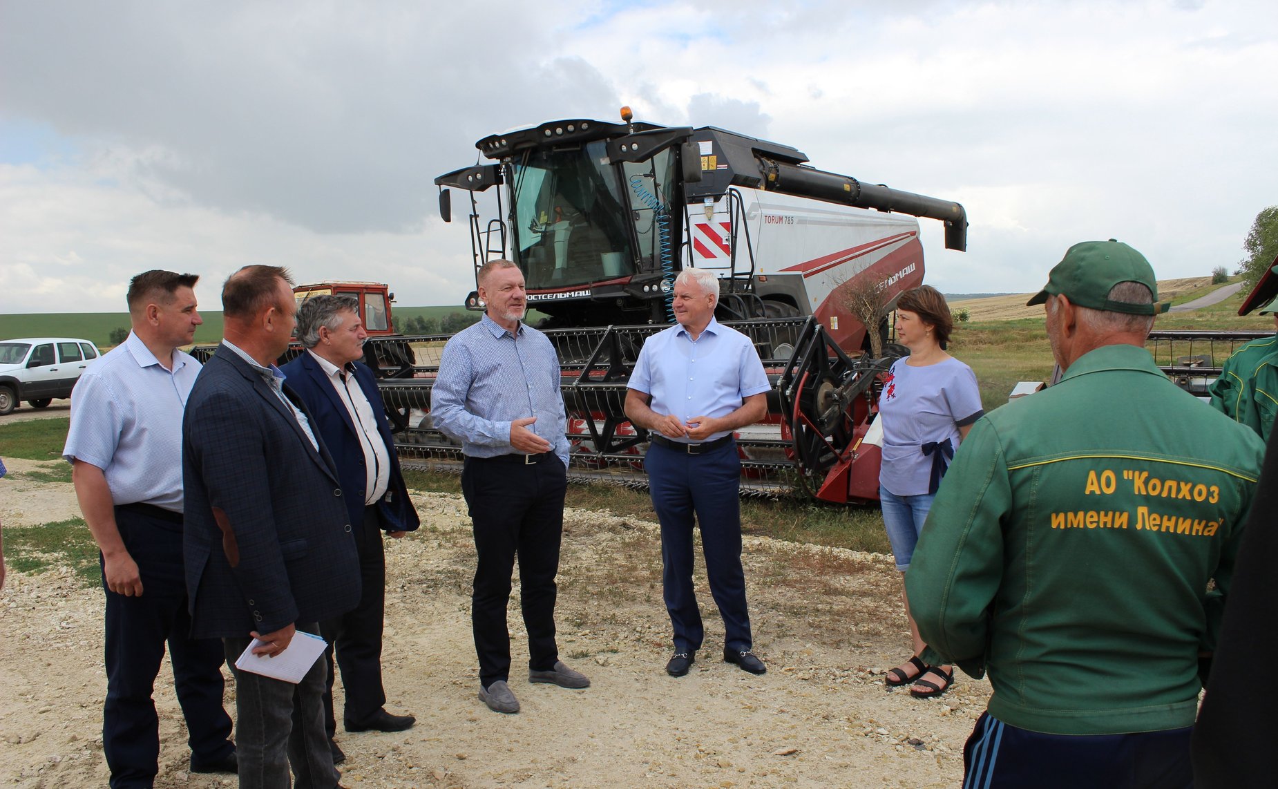 Сергей Горняков посетил предприятие агропромышленного комплекса региона, расположенное в Нехаевском районе области