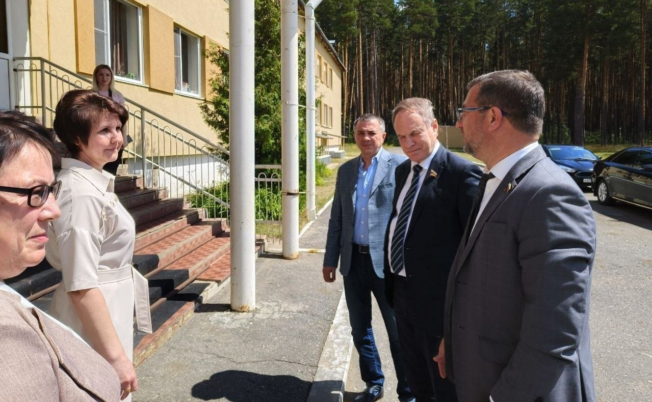 Александр Башкин и Николай Владимиров посетили пункт временного размещения вынужденных переселенцев, эвакуированных с Донбасса