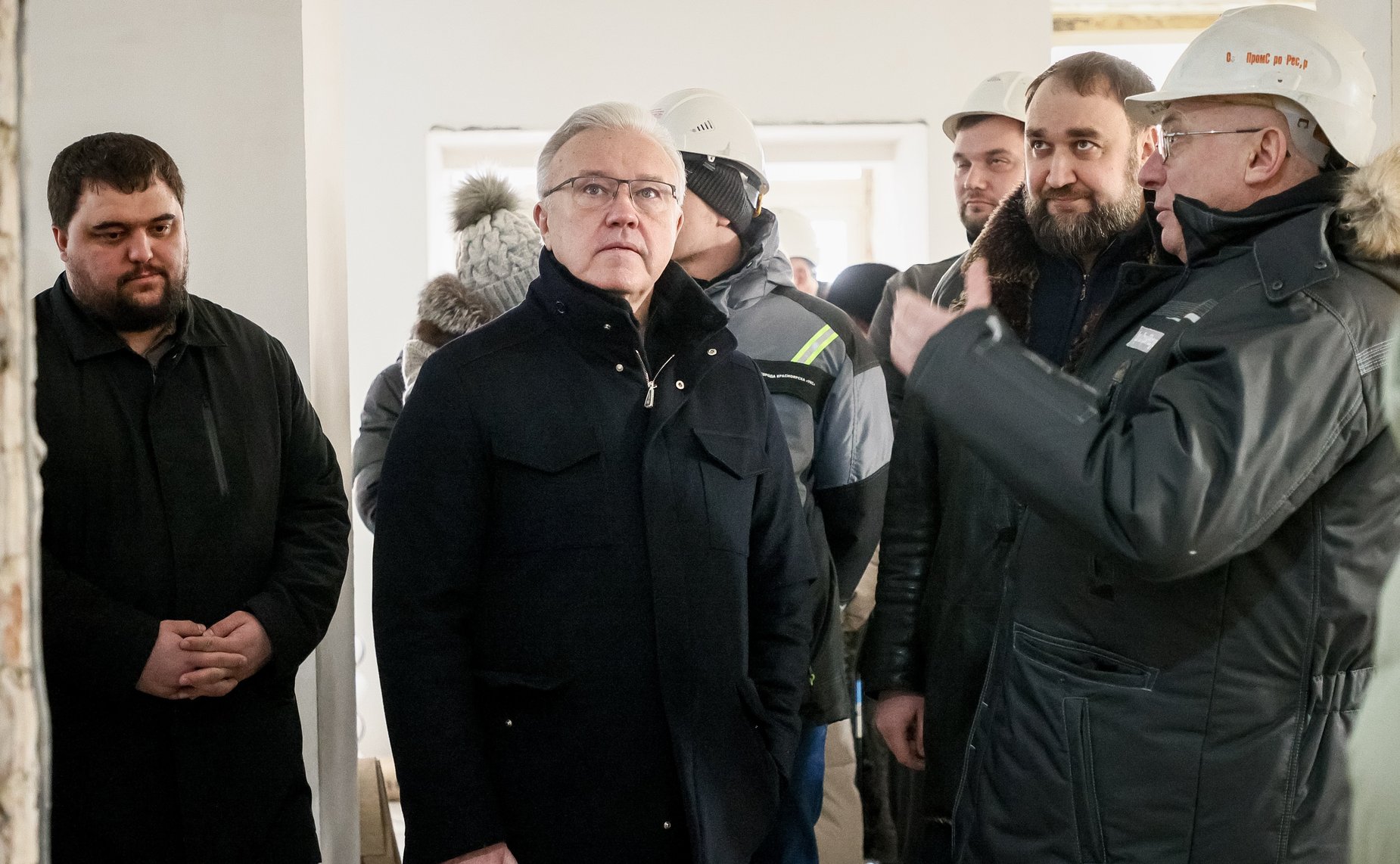 Александр Усс в рамках поездки в регион посетил две стройплощадки, на которых ведутся строительство и реконструкция школ