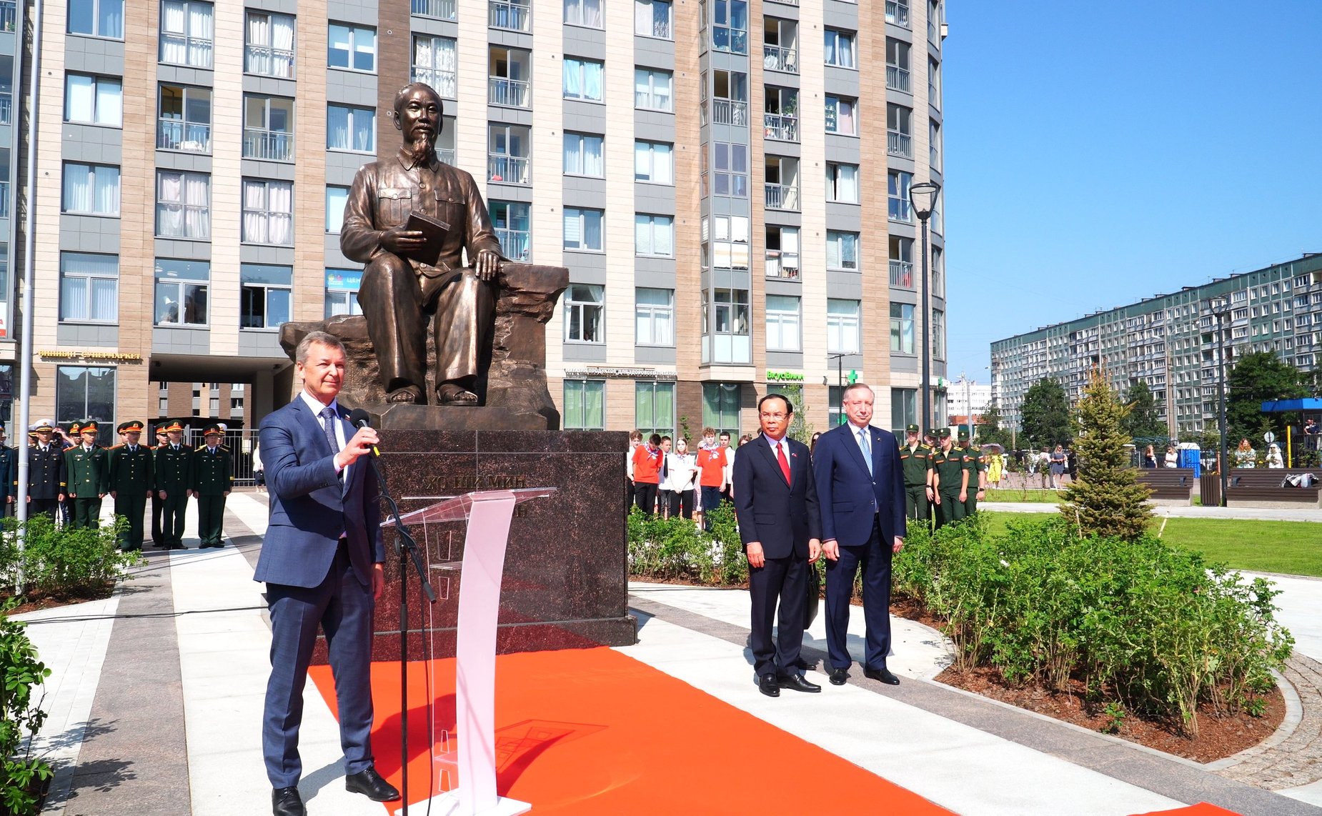 Первый заместитель Председателя СФ Андрей Яцкин принял участие в торжественной церемонии открытия памятника первому Президенту Вьетнама Хо Ши Мину в Выборгском районе Санкт-Петербурга