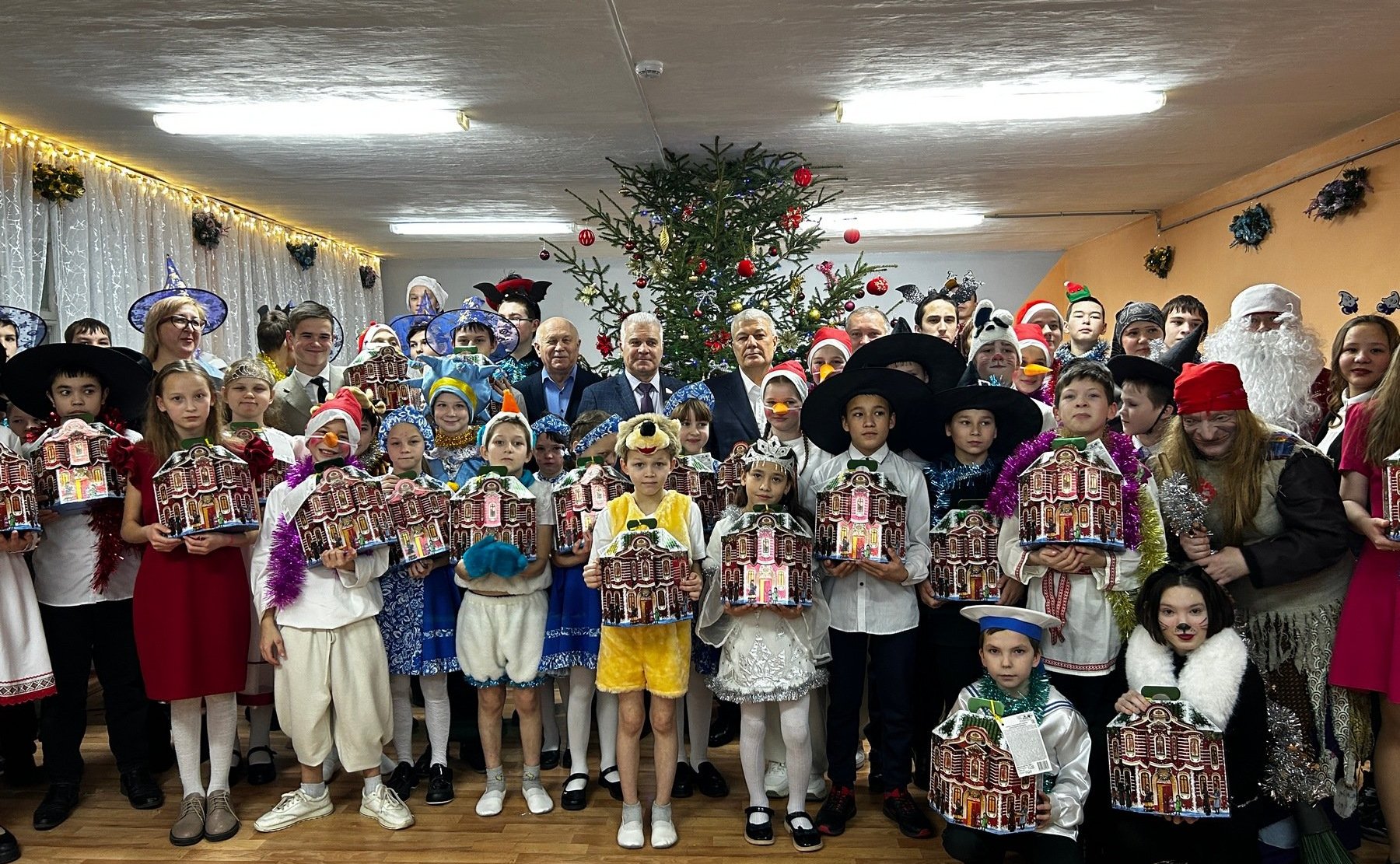 Сергей Мартынов побывал в Нартасской школе-интернате с подарками, устроив детям яркий праздник, а также исполняет желания ребятишек в рамках благотворительной акции «Елка желаний»