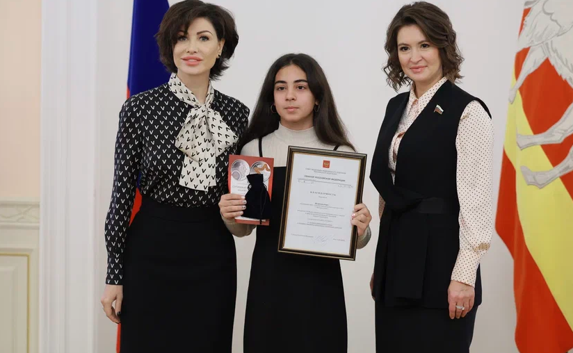 Маргарита Павлова в канун Дня народного единства вручила благодарности и призы школьникам — победителям VII Всероссийской творческой школы-конкурса «Портрет твоего края»