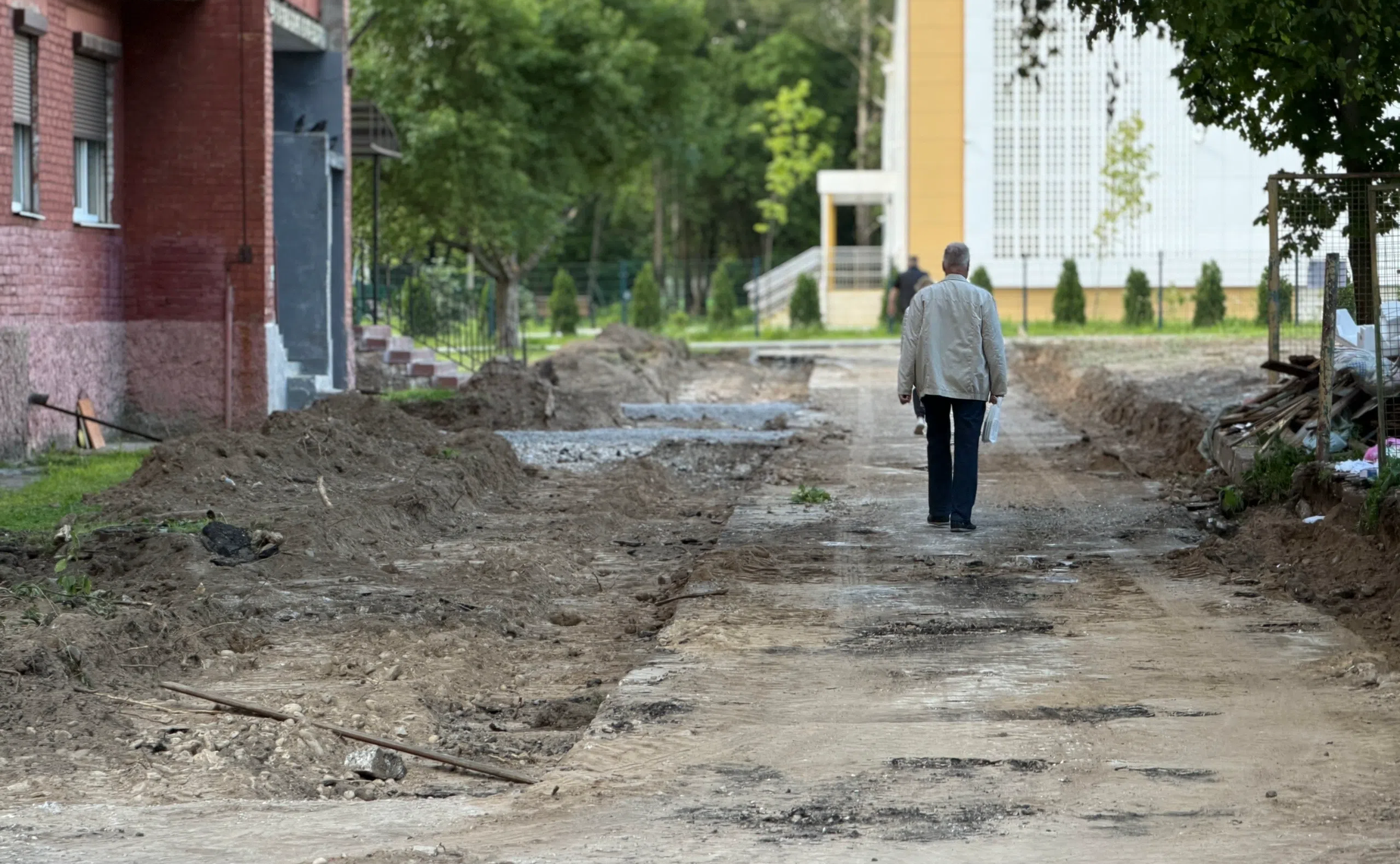 Роман Маслов совместно с главой Череповца Андреем Накрошаевым осмотрели ход благоустройства четырёх дворовых территорий