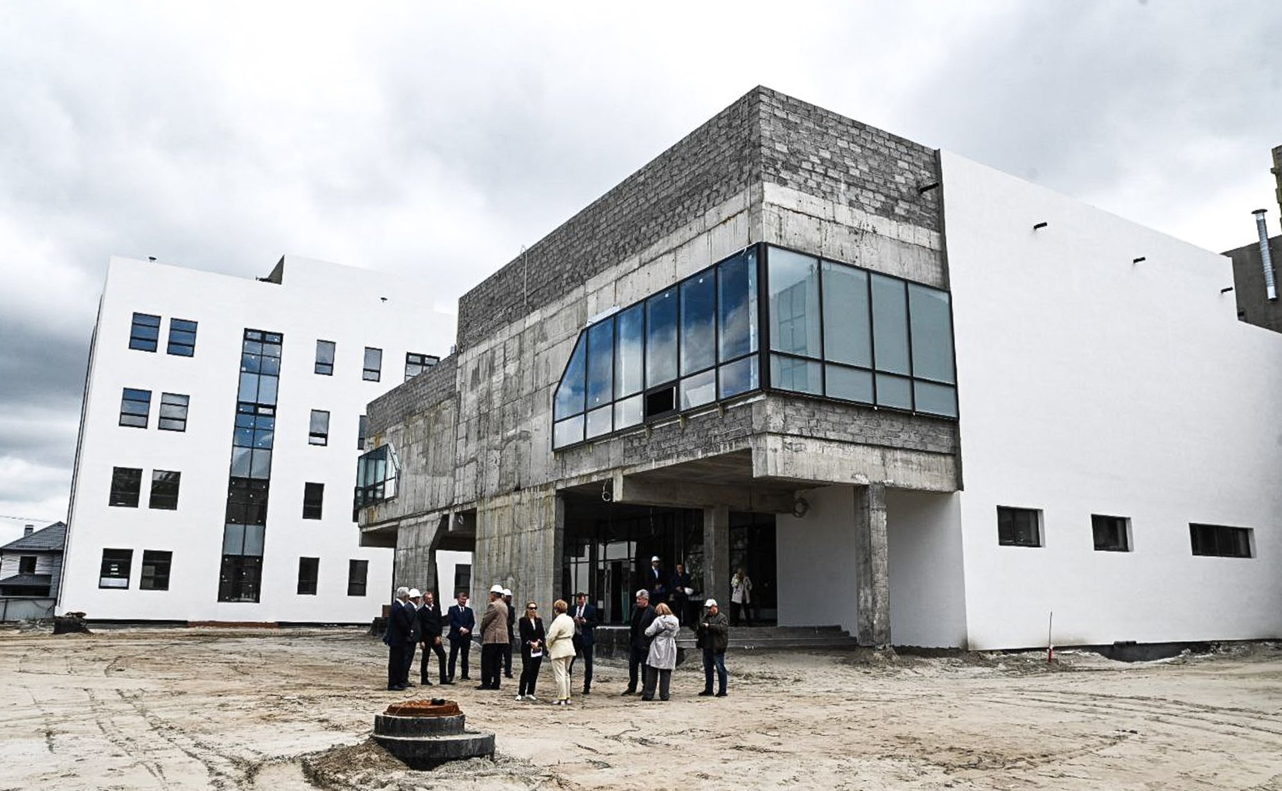 Сенаторы РФ осмотрели площадку строительства школы в поселке Московский Тюменского муниципального района