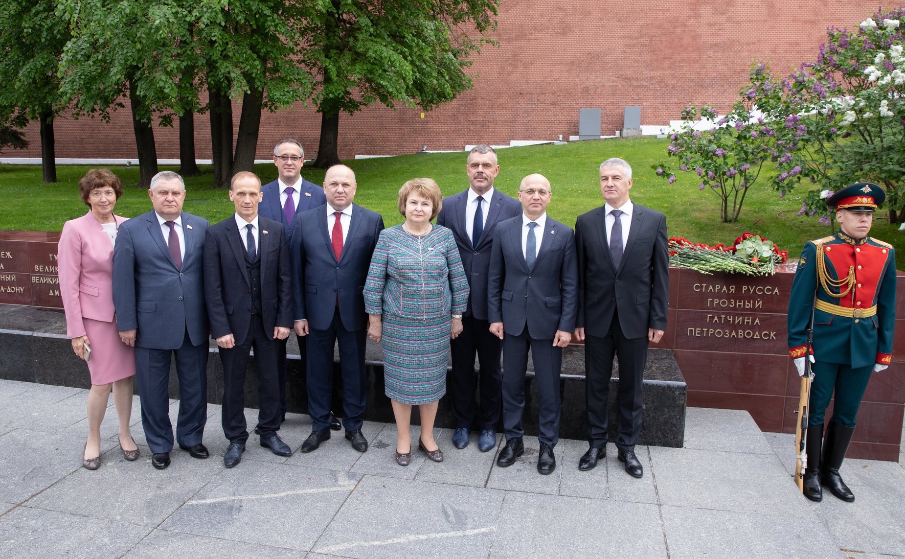 Официальные делегации правительства Москвы и правительства Карелии возложили цветы и венки к Могиле Неизвестного солдата, а также к Стеле городов воинской славы в Александровском саду