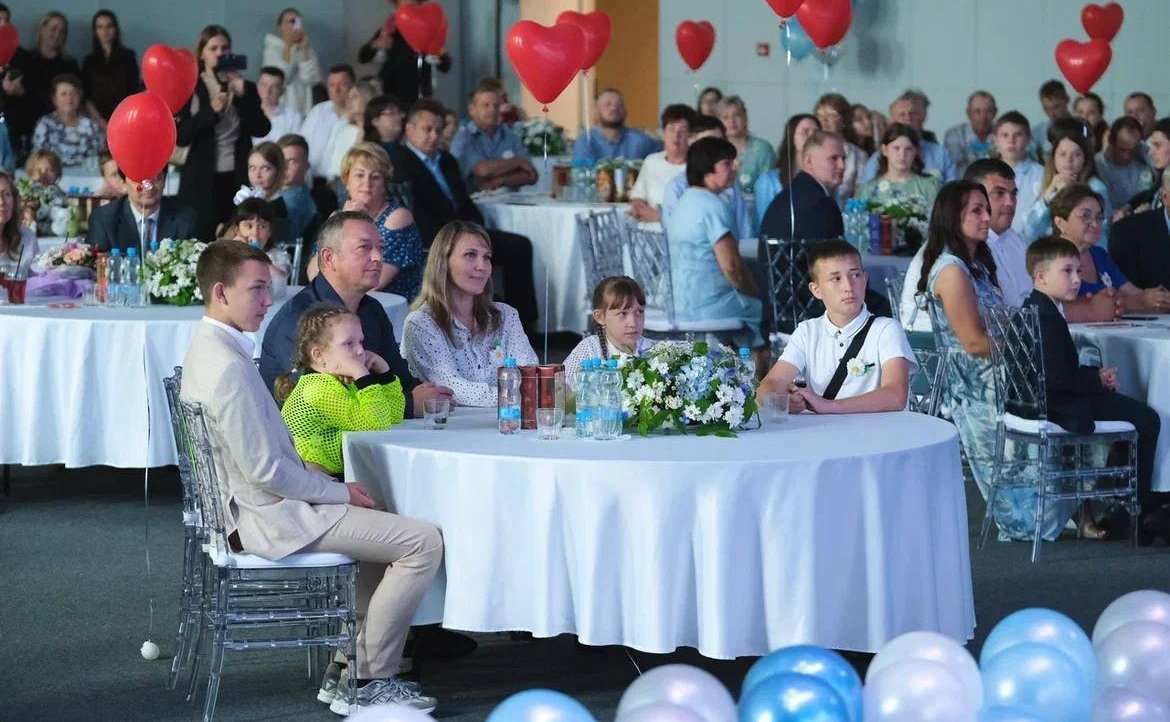 Елена Писарева вручила медаль «За любовь и верность» семейной паре из Великого Новгорода